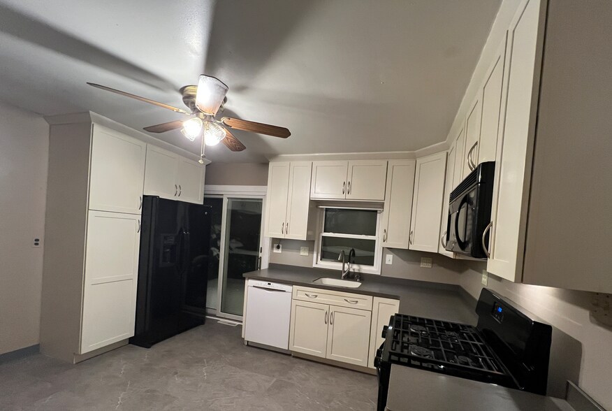 Building Photo - 31 Perimeter Rd