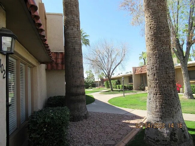 Building Photo - All Utilities Included! Charming 2-Bedroom...