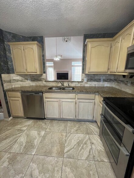 Building Photo - 3051 Renaissance Ct