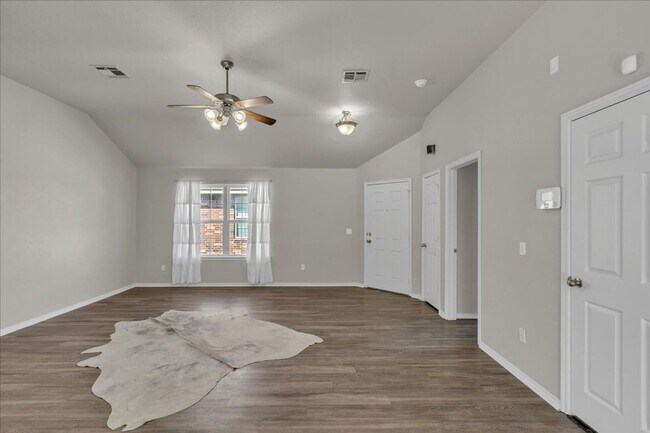 Building Photo - Adorable remodel in Yukon/Mustang schools