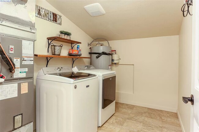 Building Photo - 2736 S Dennis Pl