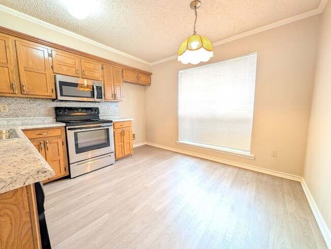 Building Photo - 2 Bedroom PG Townhome Now Available