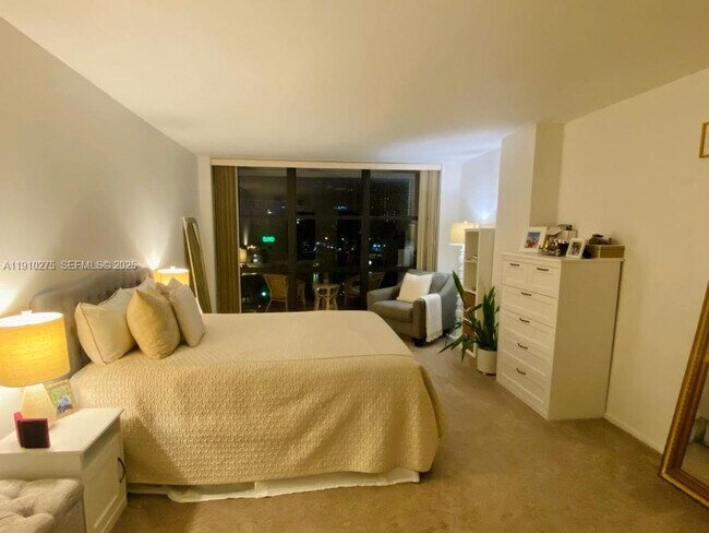 Building Photo - 800 Parkview Dr