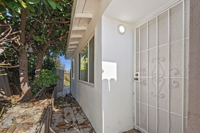 Building Photo - Ronald Dr. Huntington Beach