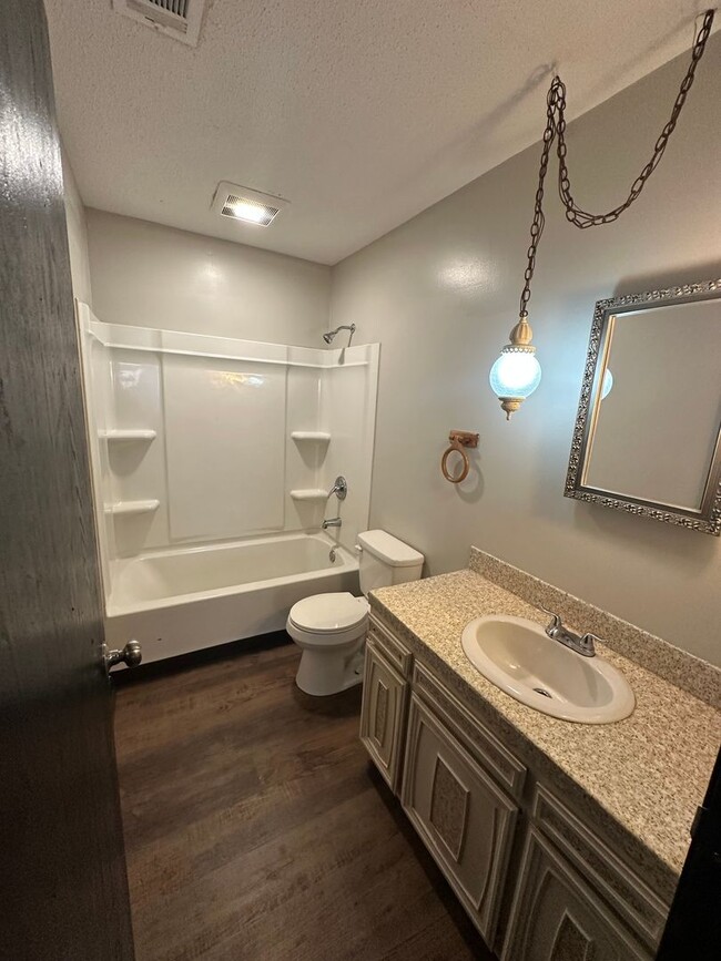 Building Photo - Updated 2BR Duplex with Garage & Yard – Co...