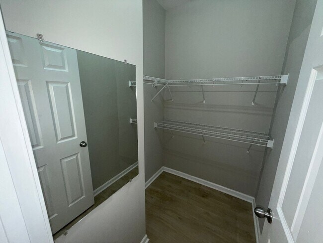 Building Photo - Three Bedroom Townhouse in Regent Park!