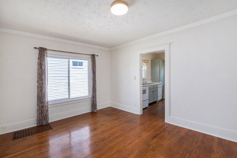 Building Photo - 838 Pinecrest Dr