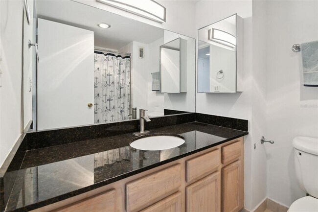 Building Photo - 880 Mandalay Ave