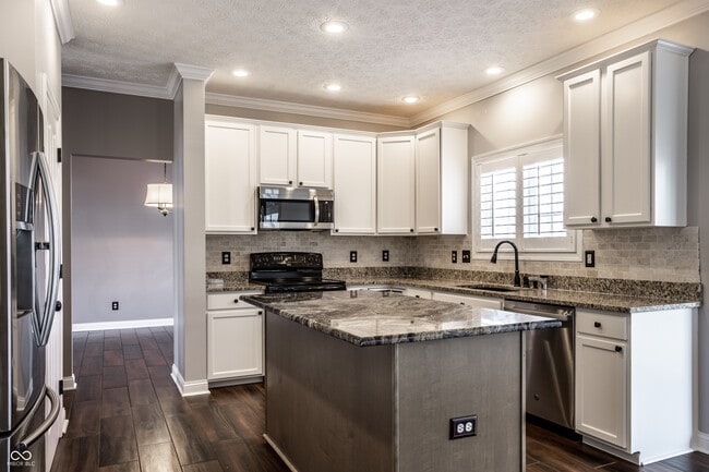 Building Photo - 8102 Fairway Dr