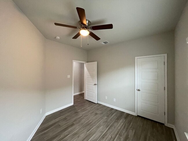 Building Photo - Luxury 3/2 duplex in NBTX