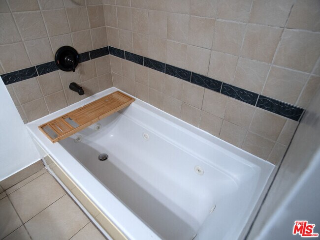 Building Photo - 6413 White Oak Ave