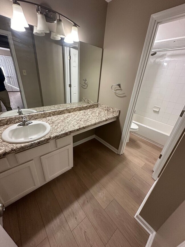 Building Photo - 2BD/1.5BA Townhouse located on the Germantown/Memphis Line!