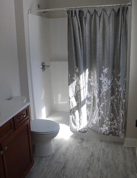 Second bath in the main bedroom - 5870 Cooper St