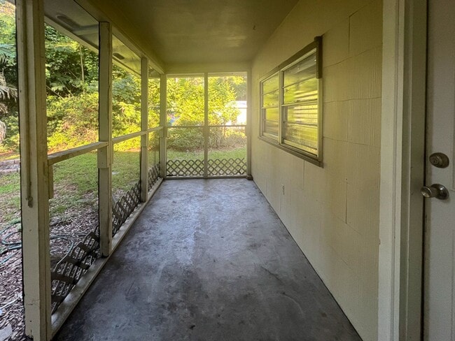 Building Photo - Pet Friendly 4BR/2BA Home Near UF Available for Fall 2026!