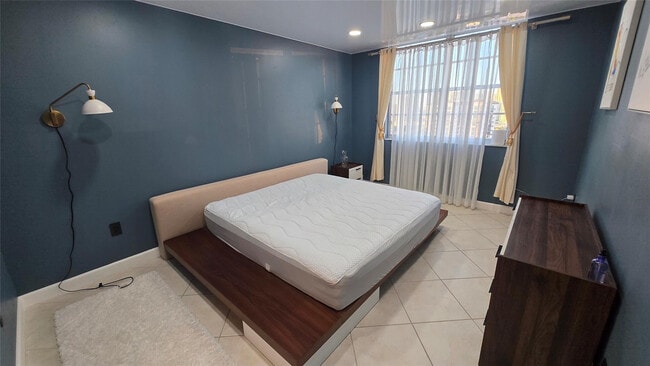 Building Photo - 300 Bayview Dr