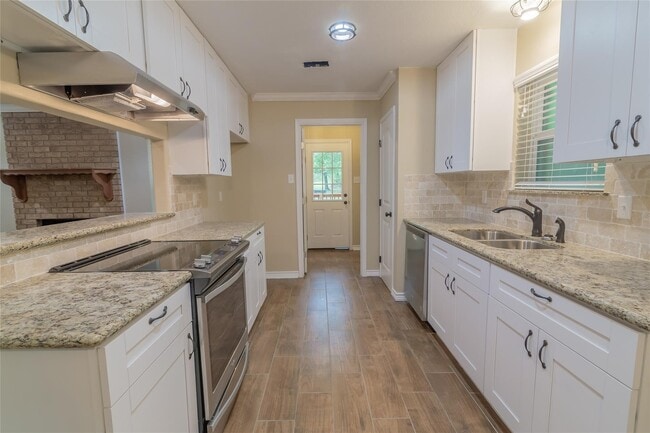 Building Photo - 14701 Cedar Ln Loop