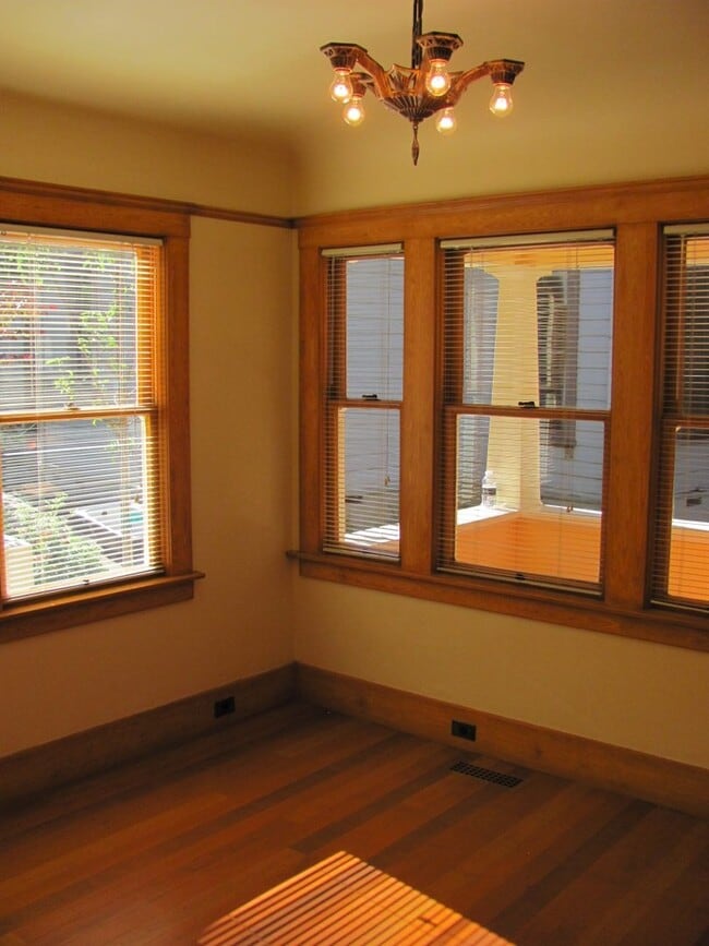 Building Photo - Vintage Arts & Crafts style, fully-remodeled, 2-bedroom, 1 bath house within walking distance to ...