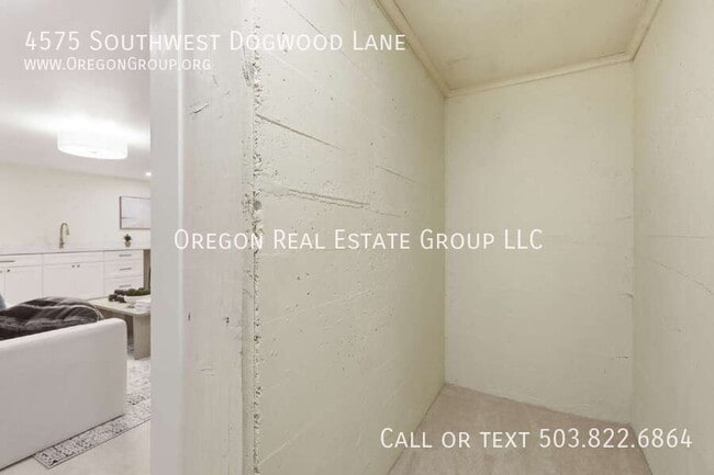Building Photo - 4575 SW Dogwood Ln