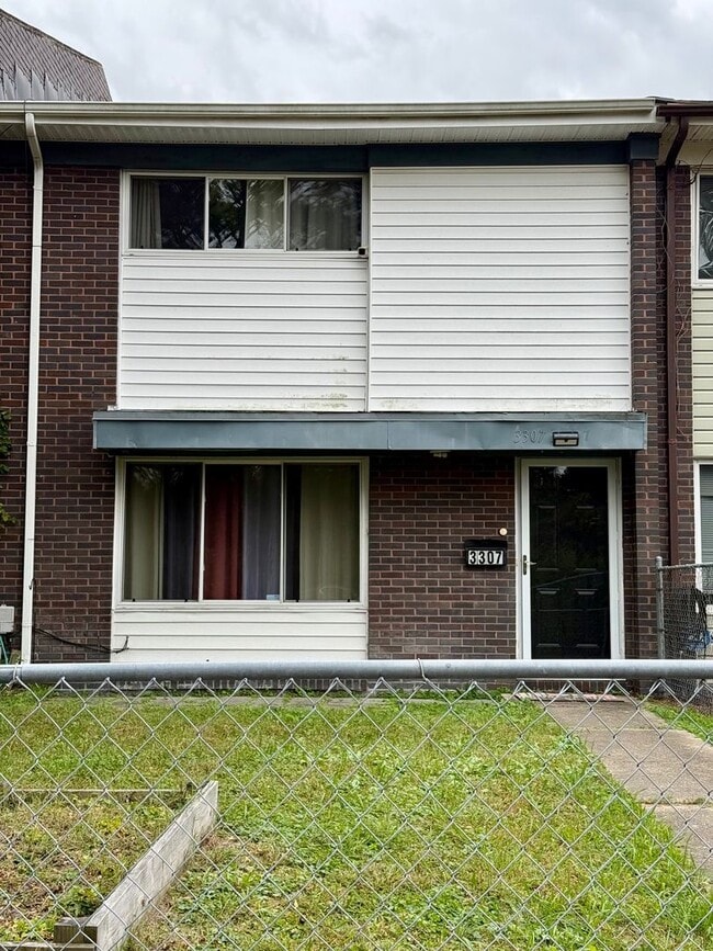 Primary Photo - Charming 3-Bedroom Townhome with Fenced Yard