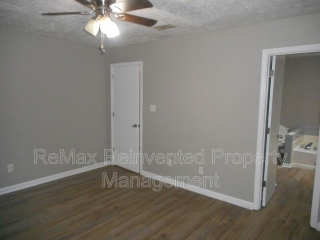 Building Photo - 3010 Miranda Rd