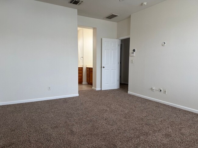 Building Photo - Gorgeous 4 bedroom 2 story home in Anatolia