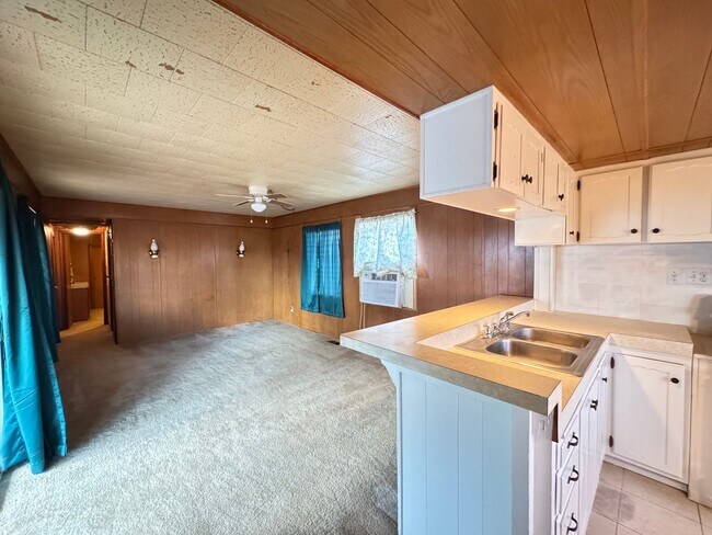 Building Photo - Home by Rotary Park!