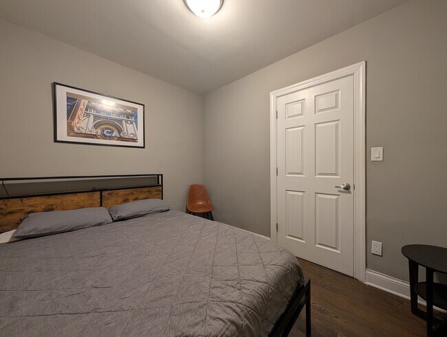 Building Photo - 1911 W Addison St