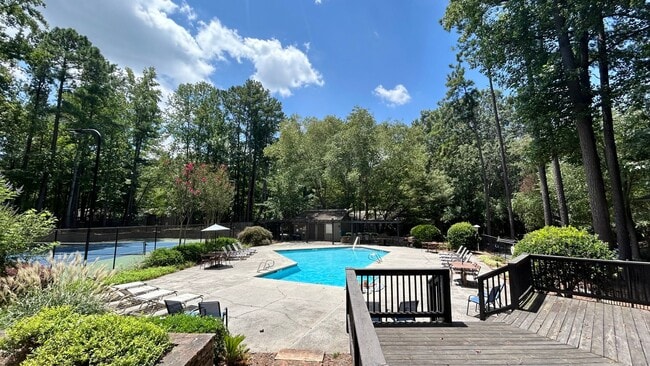 Building Photo - Vinings Run 1 Bedroom Condo, Minutes from ...