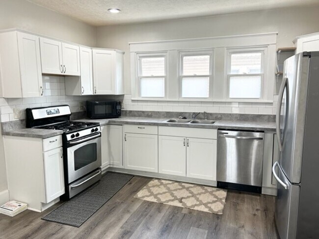 Building Photo - Spacious 2-Bed, 1.5-Bath Home in Indianapolis! Dual walk-in closets in both bedrooms!