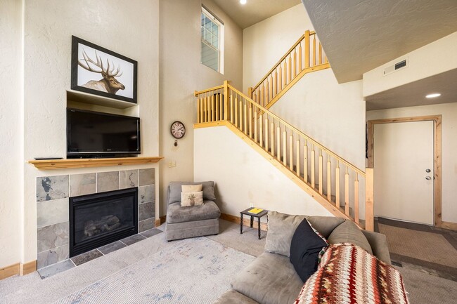 Building Photo - Fully Furnished Fox Point Home