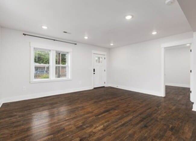 Building Photo - 1620 14th Ave N