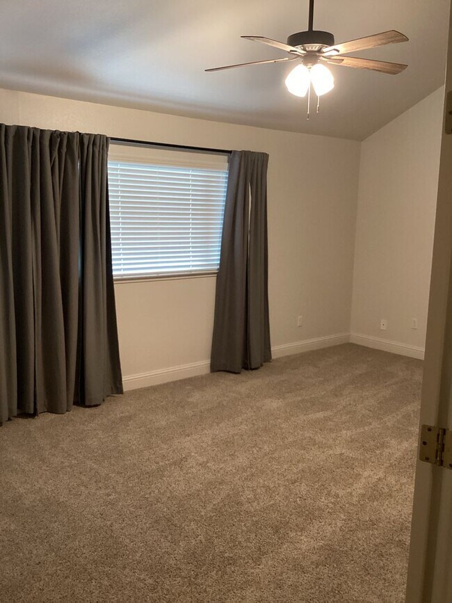 3 bd 2.5 bath in The Grove gated community 750 Lincoln Rd Yuba City