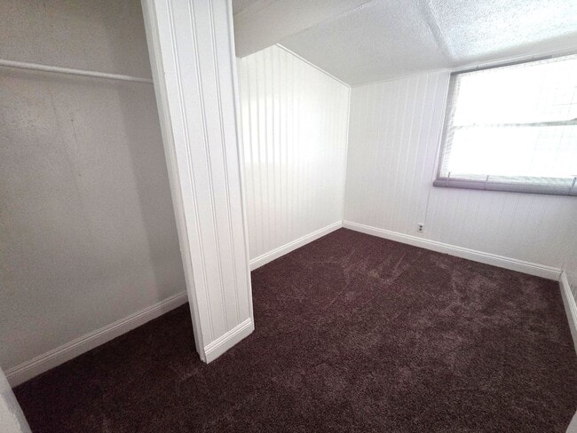 Building Photo - Remodeled 2 Bedroom 1 Bath Home