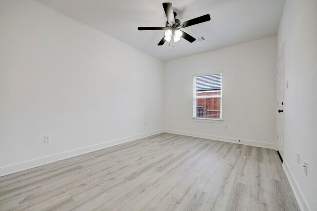 Building Photo - 4002 Elmwood St