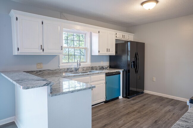 Building Photo - 400 Midland Dr