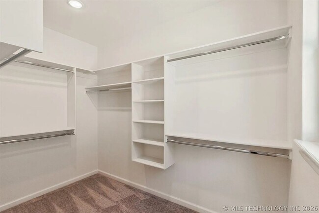 Building Photo - 5 Bed | 4 Bath House