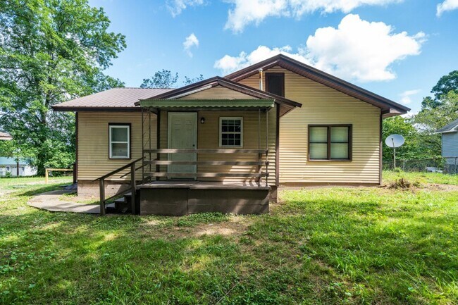 Primary Photo - Holiday Leasing Special! Sign by 11/26 & L...