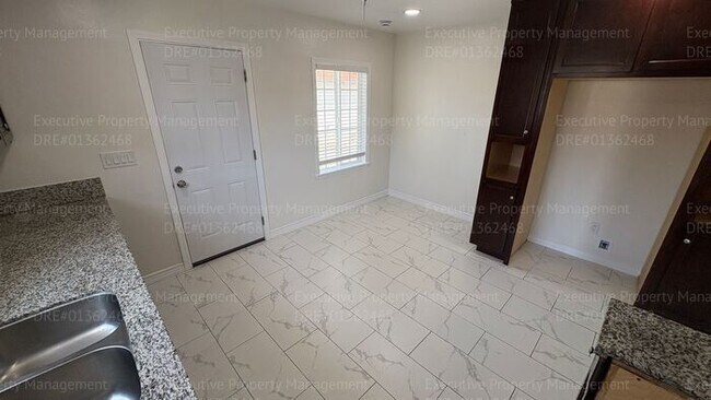 Building Photo - 2 bedroom 1 bathroom house located in the 93307 zipcode near E Brundage Ln/ Madison St
