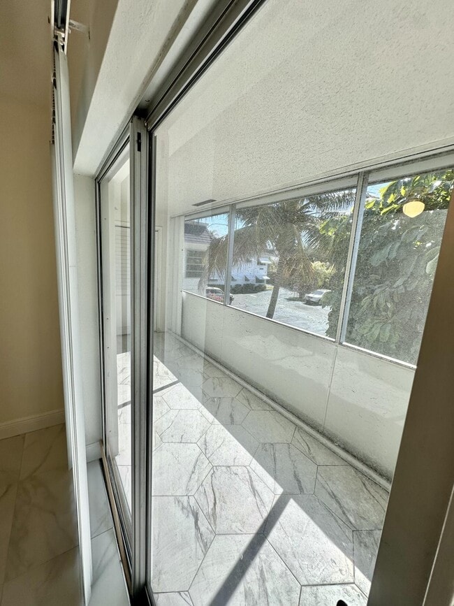 Building Photo - 2440 Lake Osborne Dr