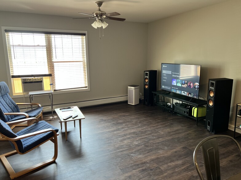 Building Photo - 235 Main St