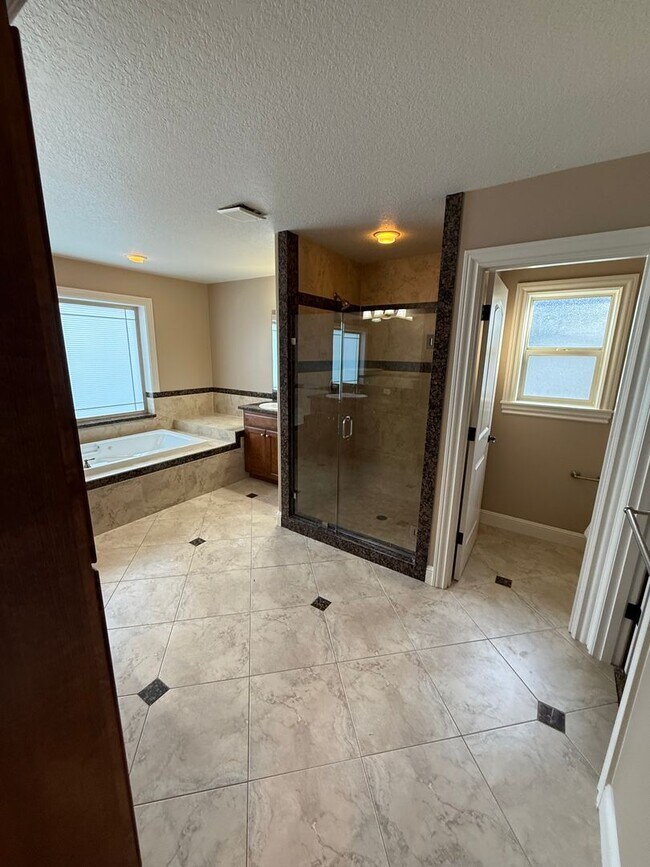 Building Photo - Goregous 5 Bedroom Home! Great Location! Vaulted Ceilings! Fenced Yard! 3- Car Garage & More!