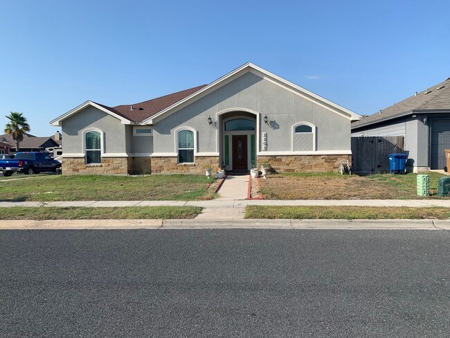 Building Photo - Updated 2015 home in Flour Bluff school di...