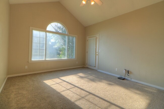 Building Photo - 2 Bedroom 2 Bathroom