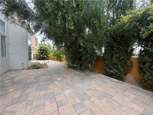 Building Photo - 2424 Shady Vista Dr