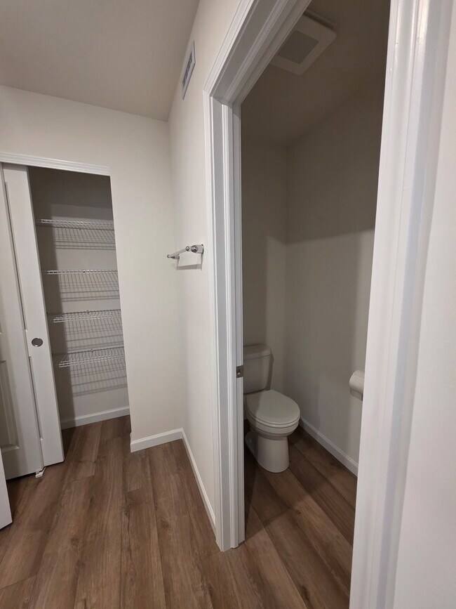 Building Photo - 5933 Hawkweed Dr