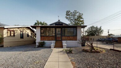 Building Photo - Downtown BUNGALOW 2 Bedroom 1 Bath
