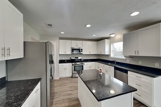 Building Photo - 14006 Honey Bee Ct