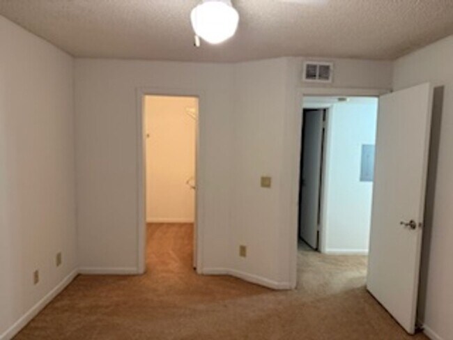 Building Photo - One bedroom condominium