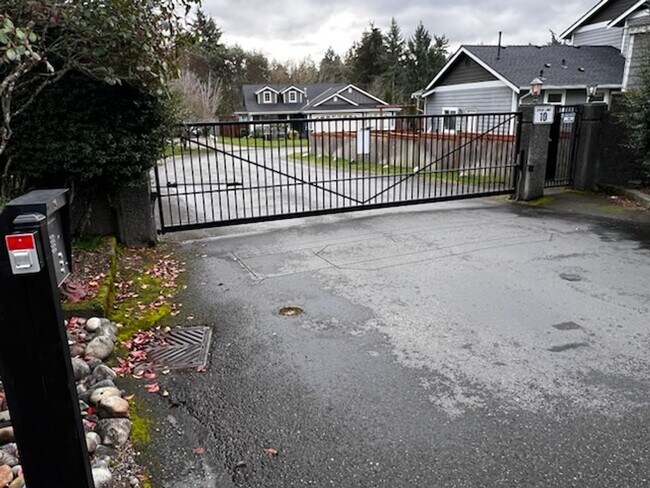 Building Photo - Elegant home in UP with primary bedroom suite on main level