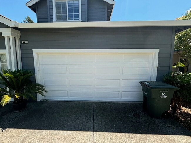 Building Photo - 4 bedroom 2.5 Bathroom Skyhawk Single Fami...